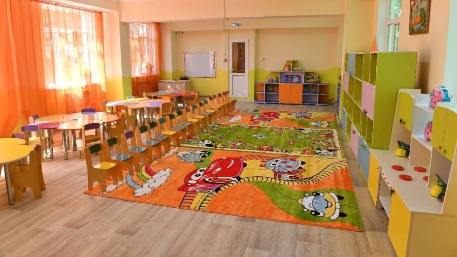 Светлая групповая комната с детской мебелью