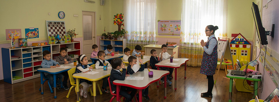 Педагог проводит занятие с детьми
