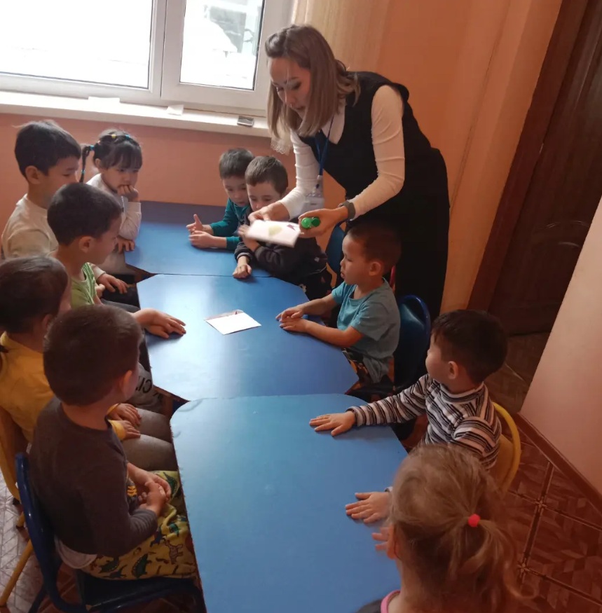 Педагог проводит развивающее занятие с группой детей